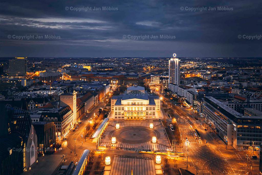 Leipzig von oben | Die Leipzig Skyline von oben ist ein echtes Highlight für Fotofans, Städtereisende und alle, die Leipzigs Kontraste zwischen Historie und Moderne schätzen – von City-Hochhäusern über Uni-Riese bis Völkerschlachtdenkmal und jede Menge Grün drumherum. - Realisiert mit Pictrs.com