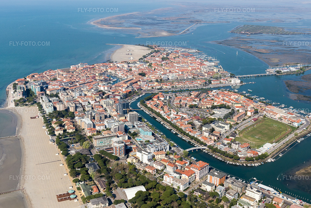 Aerial view: Beach and hotel development on the peninsula on the Adriatic coast in Grado in the state Gorizia, Italy. – Photo: IMG_098101.jpg taken on 04/03/2017 by Werner Riehm/FLY-FOTO.com – Resolution of the original: 5038 x 3359 px