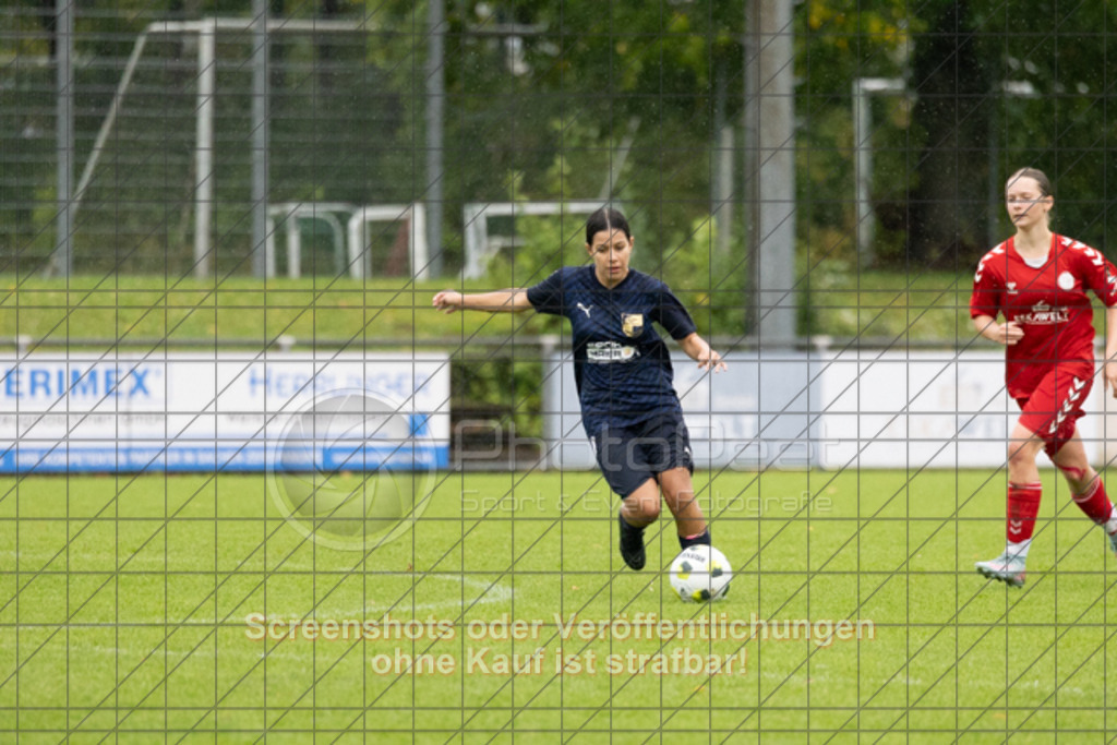 20251004_171958_0588 | #,1.FC Donzdorf (rot) vs. ASV Spartania Eislingen (blau), Fussball, B-Juniorinnen-Verbandsstaffel Nord, wfv, 03. Spieltag, Saison 2025/2026, Rasenplatz, Lautertal Stadion, Süßener Straße 16, 73072 Donzdorf, 04.10.2025 - 16:00 Uhr,Foto: PhotoPeet-Sportfotografie/Peter Harich