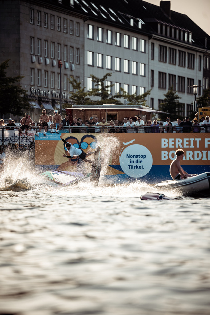 Kieler WOCHE Tow In Windsurf - @danielpankoke dpmedia (136 von 158) | dp-photography - Realisiert mit Pictrs.com