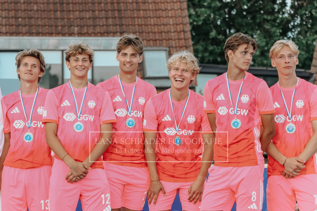 EM_MU18_F_GER-BEL_Lille_bearbeitet_Pokalbilder (14 von 137) | lanaschraderfotografie - Realisiert mit Pictrs.com