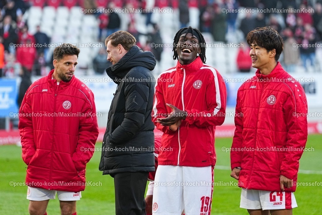 xYDRx24012601089 | 24.01.2026, xydrx, Fußball, 3.Liga, Rot-Weiss Essen - TSV Havelse, Saison 2025 2026, Stadion an der Hafenstraße: Ahmet Arslan (Rot-Weiss Essen #6) Franci Clarck Bouebari Kitsamoutsele (Rot-Weiss Essen #19) Kaito Mizuta (Rot-Weiss Essen #24) nach dem 4:1 Sieg   DFB regulations prohibit any use of photographs as image sequences and or quasi-video. Photo: xYannisxDreimannxPressefotoKochx