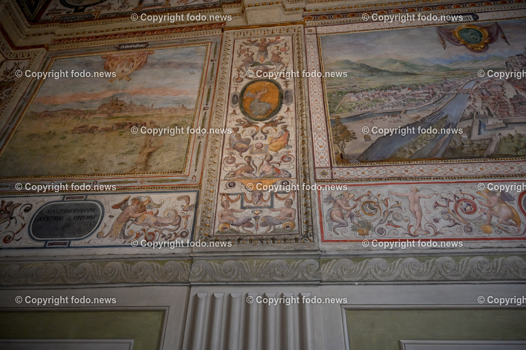 Italien_ Toscana_ Florenz_ 30.05.2024-378 | 30.05.2024, Italien, ITA, Toskana, Florenz im Bild Stadtansichten, Gebäude, Architektur, Touristen, Historisch, Souvenir, Altstadt, Museum, Statuen, Skulpturen, Piazza della Signoria, Statue David, Palazzo Vecchio, Neptunbrunnen, Piazza della Repubblica, Ponte Vecchio, Brücke, Uffizien, Kathedrale Santa Maria del Fiore, Arno, Fluß


Florenz, Firenze, ist eine italienische Großstadt. Nach Einwohnern ist sie die achtgrößte Stadt Italiens. Florenz ist die Hauptstadt sowie größte Stadt der Region Toskana und der Metropolitanstadt Florenz, in der etwa eine Million Menschen leben. Florenz ist für seine Geschichte berühmt. Leonardo da Vinci verbrachte große Teile seiner Jugend in Florenz, Michelangelo fand Unterschlupf in der Kirche der Medici, Galileo Galilei wohnte als Hofmathematiker in den Palästen der Medici. Von 1865 bis 1871 war die Stadt die Hauptstadt des neu gegründeten Königreichs Italien. Das historische Zentrum von Florenz zieht Jahr für Jahr Millionen von Touristen an. Die historische Innenstadt wurde von der UNESCO im Jahre 1982 zum Weltkulturerbe erklärt. 
Quelle: Wikipedia
