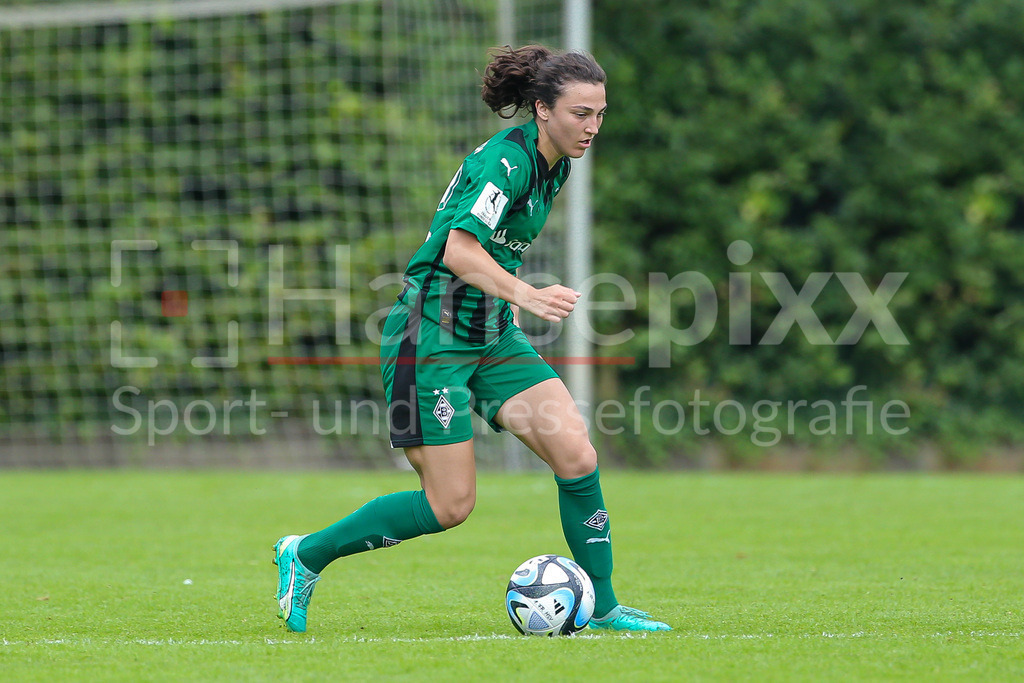 Fussball, 2. Frauen-Bundesliga, Hamburger SV - Borussia Möchengladbach | v.li.: Kristina Bartsch (Borussia Mönchengladbach, 22) Freisteller, Einzelbild, Ganzkörper, Aktion, Action, Spielszene, DIE DFB-RICHTLINIEN UNTERSAGEN JEGLICHE NUTZUNG VON FOTOS ALS SEQUENZBILDER UND/ODER VIDEOÄHNLICHE FOTOSTRECKEN. DFB REGULATIONS PROHIBIT ANY USE OF PHOTOGRAPHS AS IMAGE SEQUENCES AND/OR QUASI-VIDEO.