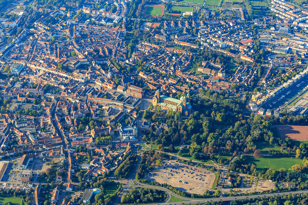 Luftbild: Maximilianstraße vom Altpörtel bis zum Domplatz in Speyer im Bundesland Rheinland-Pfalz in Deutschland.Foto: IMG_072917.jpg vom 23.09.2014 durch Werner Riehm/FLY-FOTO.deAuflösung des Originals: 5472 x 3648 pxAltpörtel | Visit SpeyerDom zu Speyer