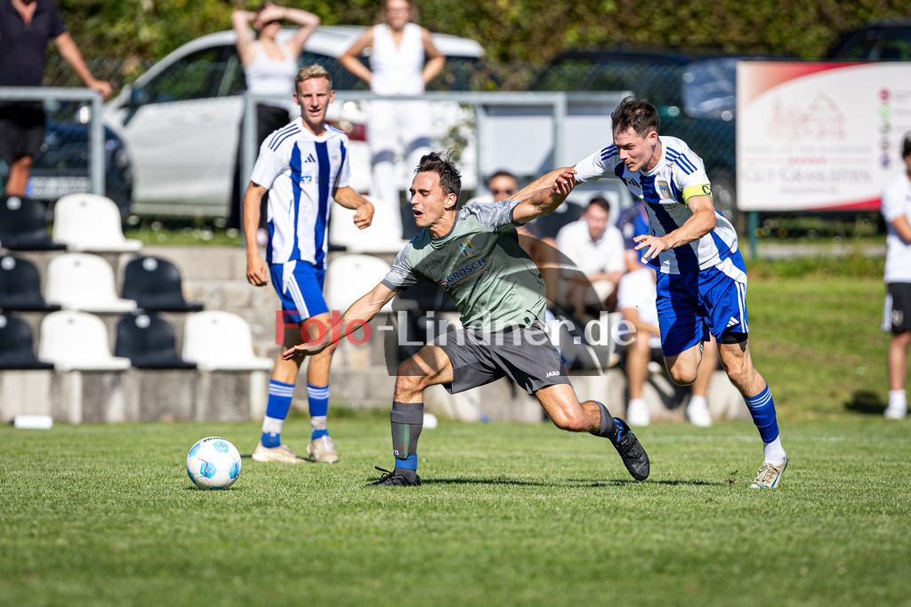 SG Hungerbach I gegen SV Eurasburg-Beuerberg | Fußball Herren Klasseklasse Gruppe 3 Zugspitze 2025/26, SG Hungerbach I gegen SV Eurasburg-Beuerberg, 20250920,Zweikampf,2025-09-20 in Oberhausen (Sportplatz Oberhausen), Stefan DOPFER (Hungerbach 5), Valentin SEELBACH (SV Eurasburg-Beuerberg Kapitän 8)Copyright: WolfgangxLindner www.foto-lindner.de