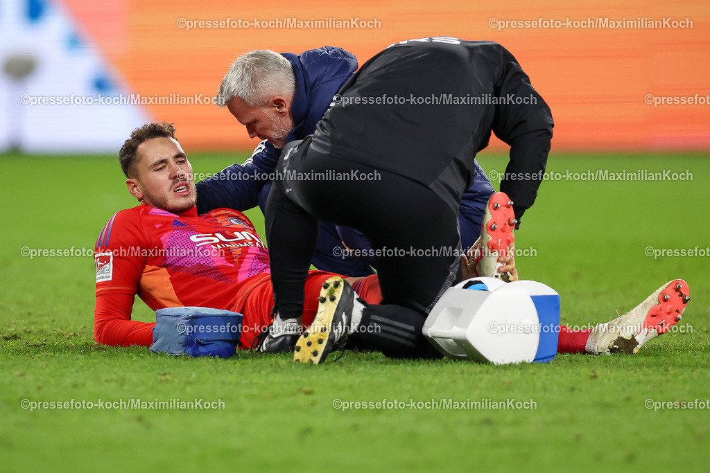 Schalke05102401053 | 05.10.2024, Fußball, FC Schalke 04 - Hertha BSC, 2. Fußball Bundesliga, 6. Spieltag, Veltins-Arena Gelsenkirchen, Saison 2024 2025: Torwart Justin Heekeren (Schalke04 #28) muss kurz am Fuß behandelt werden. Liegt mit Schmerzen auf dem SpielfeldDFB regulations prohibit any use of photographs as image sequences and or quasi-video.