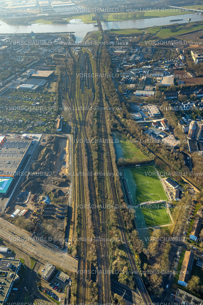 Duisburg241202185 | Luftbild, Bahngleise bis zum Fluss Rhein und Kultushafen des Rheinparks Duisburg-Hochfeld, Fußballstadion Grunewald Kampfbahn des Duisburger FV 08, Wanheimerort, Duisburg, Ruhrgebiet, Nordrhein-Westfalen, Deutschland