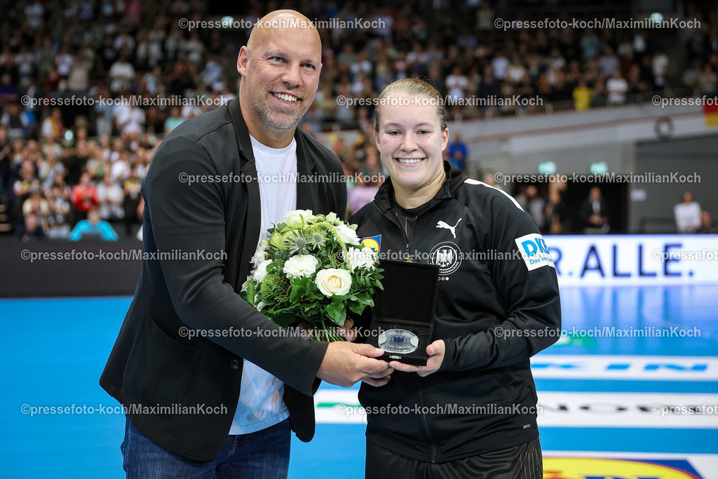 DHB13072401009 | 13.07.2024, Handball, Länderspiel Frauen, Dortmund, Westfalenhalle, DHB, Olympia Vorbereitung, Deutschland - Brasilien:  Axel Kromer ehrt zum  50. Länderspiel: Lisa Antl (GER)