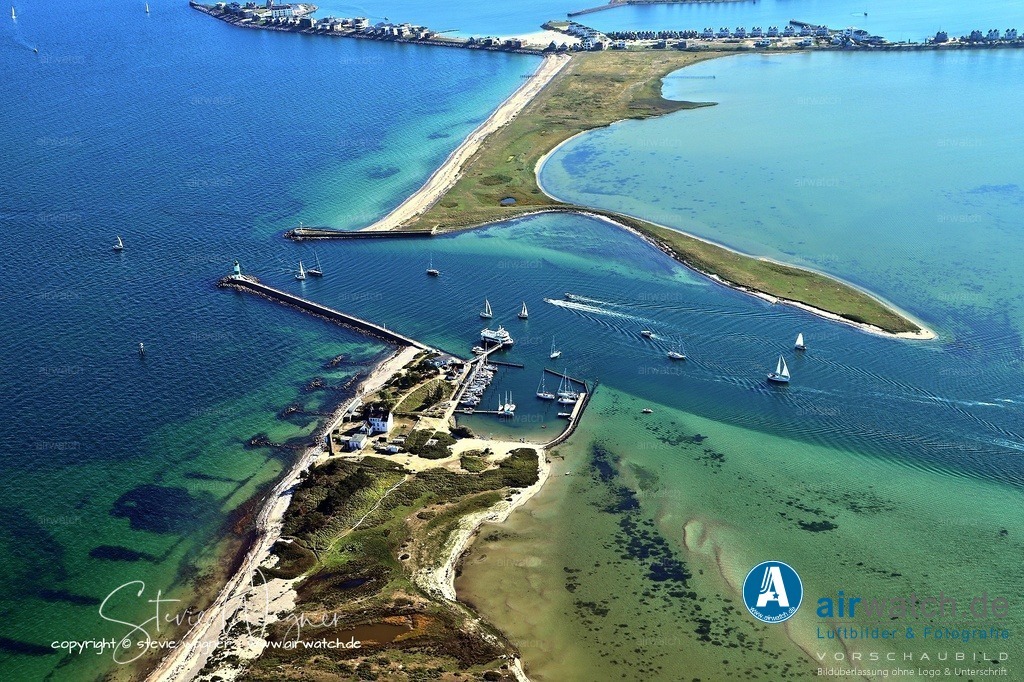 Luftbild Schleimünde - Turm aus gelben Ziegelsteinen wurde ursprünglich rot-weiß gestrichen |  Der 14,3 Meter hohe Turm aus gelben Ziegelsteinen wurde ursprünglich rot-weiß gestrichen, trägt seit 2014 jedoch eine grün-weiße Streifenfarbe, die den internationalen IALA-Standards für Schifffahrtszeichen entspricht.