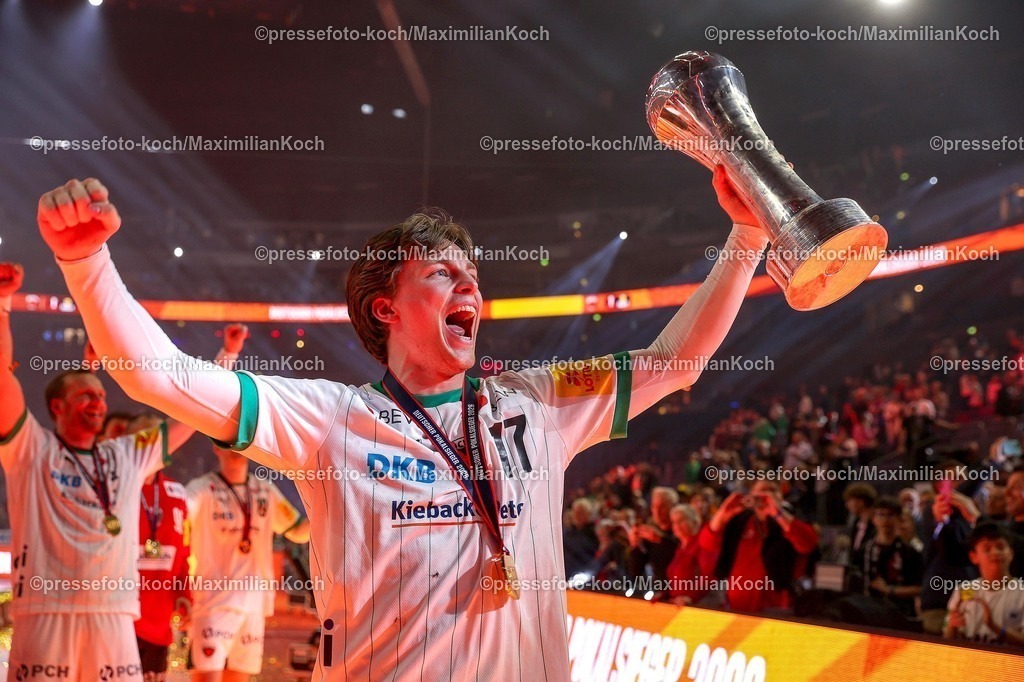 xSSCx19042602056 | 19.04.2026, xsscx, Handball, DHB-Pokal Lidl Final4, Finale, Füchse Berlin - Bergischer HC, Saison 2025 / 2026 Herren, Lanxess Arena, Köln: Die Mannschaft der Füchse Berlin feiert den Sieg im DHB-Pokal, Nils Lichtlein (Füchse Berlin #17) Photo: xSandraxScherningxPressefotoKochx