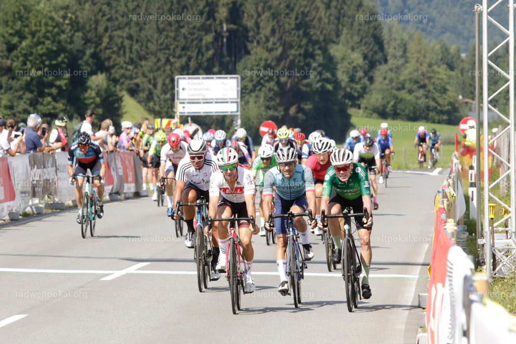 1075_20230817_Bewerb_Maenner_Muehlanger | AUT - OESTERREICH, 2023-08-16: SPORT RENNRAD-FAHREN - 55. INTERNATIONALER RADWELTPOKAL IN ST. JOHANN IN TIROL  - Vintage-Radrennen mit WM-Bronze-Medaillen-Siegerin Christina Schweinberger, den Teilnehmer und Alexander Baumann (vom Orginastions-Team) - TAG 2 BEWERB MAENNER IN SECHS GRUPPEN  ; Foto: Roland Muehlanger