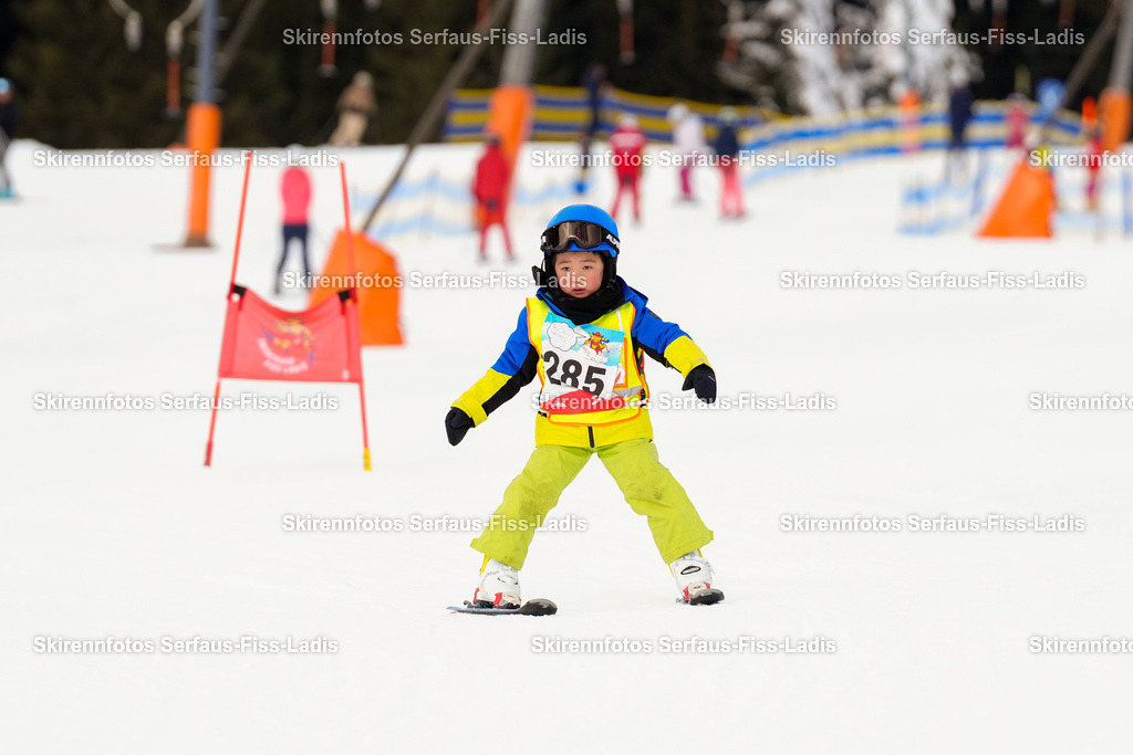 SRF_02.01.2026_0415 | Skirennfotos,Serfaus,Fiss,Ladis,Kinderskirennen,Winter,Tirol,Oberland,skirace,SFL,feelfree,weil wir's genießen,ski,Ski,skifahren,Sonnenplateau, - Realisiert mit Pictrs.com
