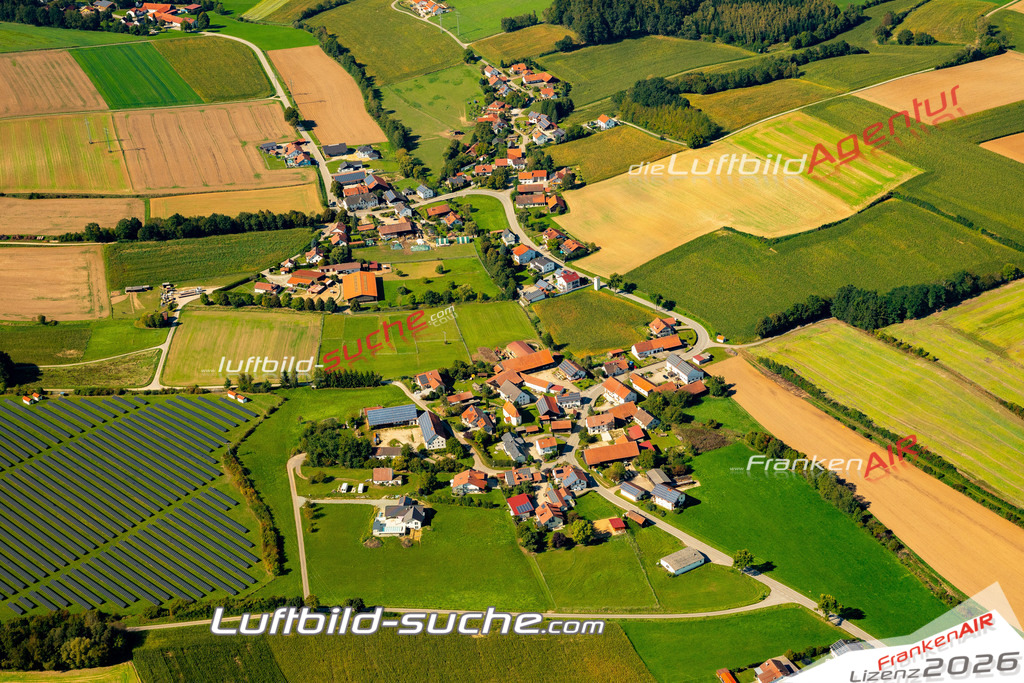 Das Luftbild zeigt : Unterhaselbach Mallersdorf-Pfaffenberg - Die Luftaufnahme wurde 2023 vom UL-Flugzeug aus erstellt ( keine Drohne ) - Hochauflösende Luftaufnahme - Für grossformatige Ausdrucke geeignet. Die Geschenkidee !Mit Lizenz und Bildrechte bestellbar