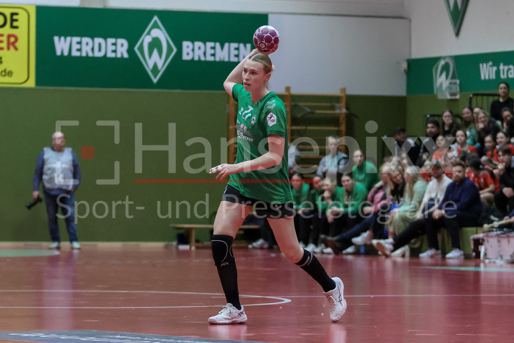 Handball, 2. Bundesliga Frauen, SV Werder Bremen - HSV Solingen-Gräfrath 76 | v.li.: Emma Ruwe (SV Werder Bremen, 27) Freisteller am Ball, Einzelfoto, Spielszene, Aktion, Action