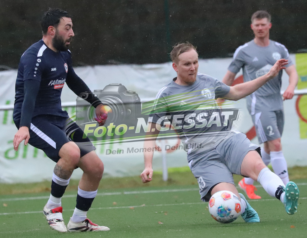 SV Enger-Westerenger - VfL Holsen | Auf dem Bild zu sehen: Grau SV Enger-Westerenger: Fabrice Walter ; Schwarz VfL Holsen: Nusret Sarialtin SC Bünde, VfL Holsen, Saison 25/26, Kreisliga A, Deutschland - Realisiert mit Pictrs.com