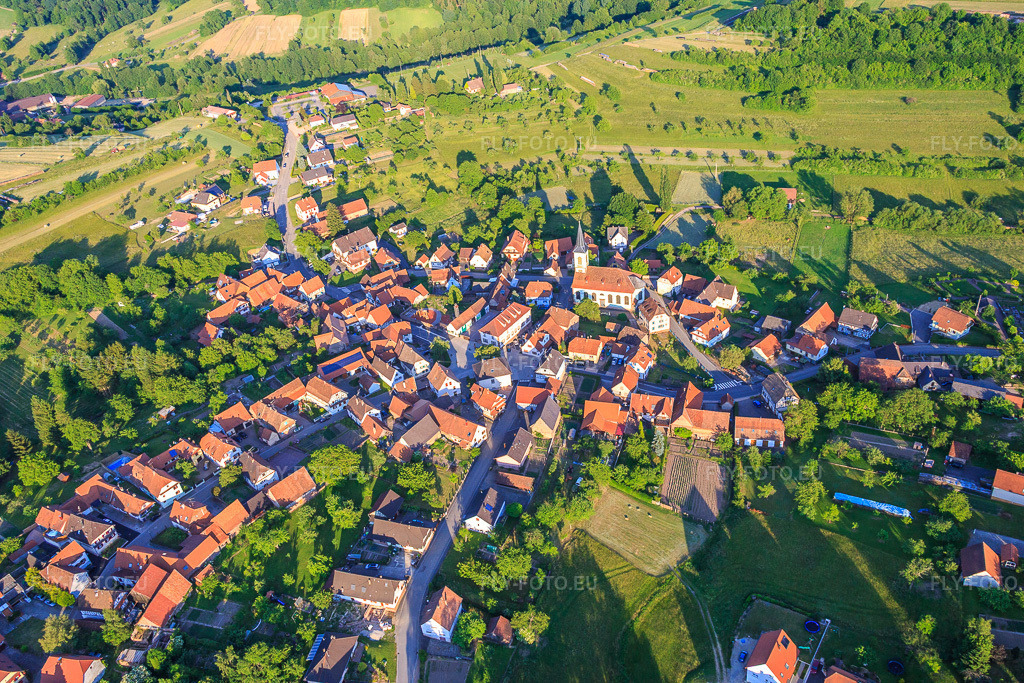 Vue aérienne: Église au centre du village vue de l'ouest à Wingen dans le département Bas Rhin, France – .Photo: IMG_080311.jpg prise le 05/06/2015 par Werner Riehm/FLY-FOTO.eu – Résolution de l'original: 5472 x 3648 px