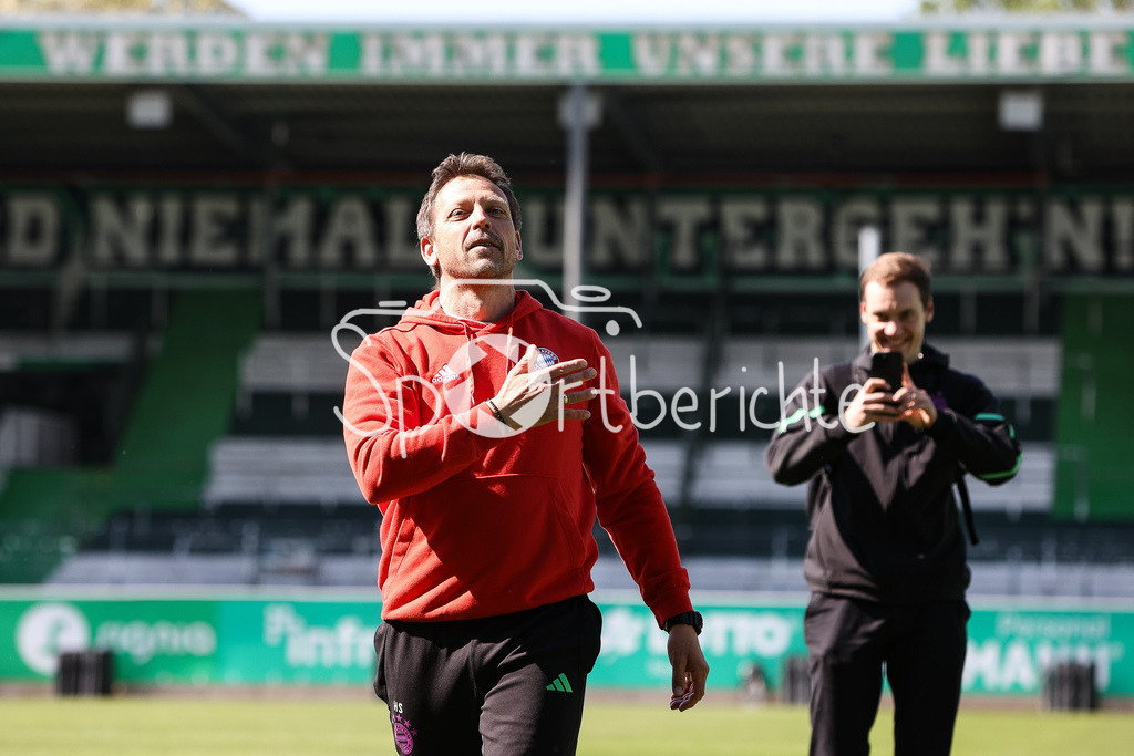SpVgg Greuther Fürth II - FC Bayern Amateure | FC Bayern Amateure Trainer Holger SEITZ bedankt sich bei den mitgereisten Fans nach dem Auswaertssieg in Fuerth