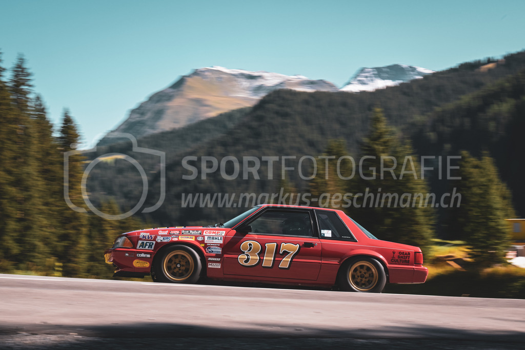 21. Arosa ClassicCar 2025 - 6. =September= 2025 | Marc Gassmann aus Wetzikon (SUI) in einem Ford Mustang Foxbody aus dem Jahre 1990 mit Startnummer 317 am Arosa ClassicCar 2025 in der Kategorie Sport Trophy..@arosaclassiccar, @arosa.official, #arosaclassiccar, #arosa, #76curves, #classiccarBild: Sportfotografie Markus Aeschimann | www.markus-aeschimann.ch - Realisiert mit Pictrs.com