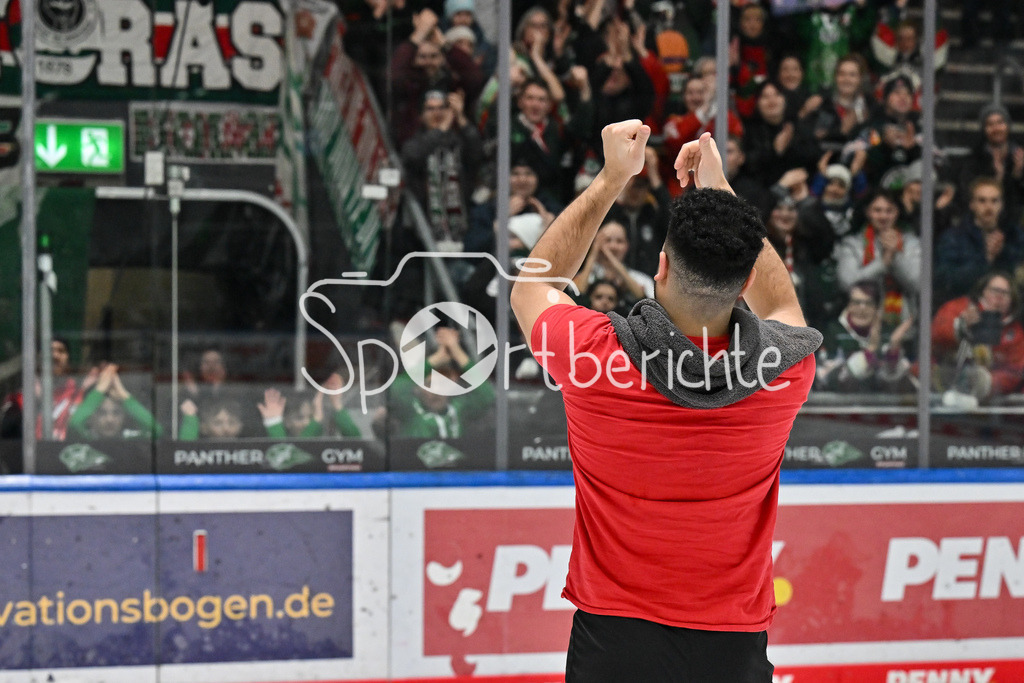 Augsburger Panther - Nürnberg Ice Tigers | Die Spieler der Panther feiern zusammen mit ihren Fans den Heimsieg gegen Nuernberg / DEL: Augsburger Panther - Nuernberg Ice Tigers, Curt Frenzel Stadion am 03.01.2025 / Nicholas BAPTISTE (Augsburger Panther 73) / Freisteller / Einzelfoto