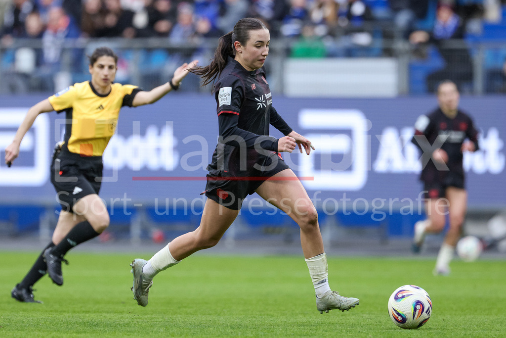 Fussball, Google Pixel Frauen-Bundesliga, Hamburger SV - Bayer 04 Leverkusen | Loreen Bender (Bayer 04 Leverkusen, 19) am Ball, Einzelbild, Ganzkörper, Aktion, Action, Spielszene, DIE DFB-RICHTLINIEN UNTERSAGEN JEGLICHE NUTZUNG VON FOTOS ALS SEQUENZBILDER UND/ODER VIDEOÄHNLICHE FOTOSTRECKEN. DFB REGULATIONS PROHIBIT ANY USE OF PHOTOGRAPHS AS IMAGE SEQUENCES AND/OR QUASI-VIDEO.