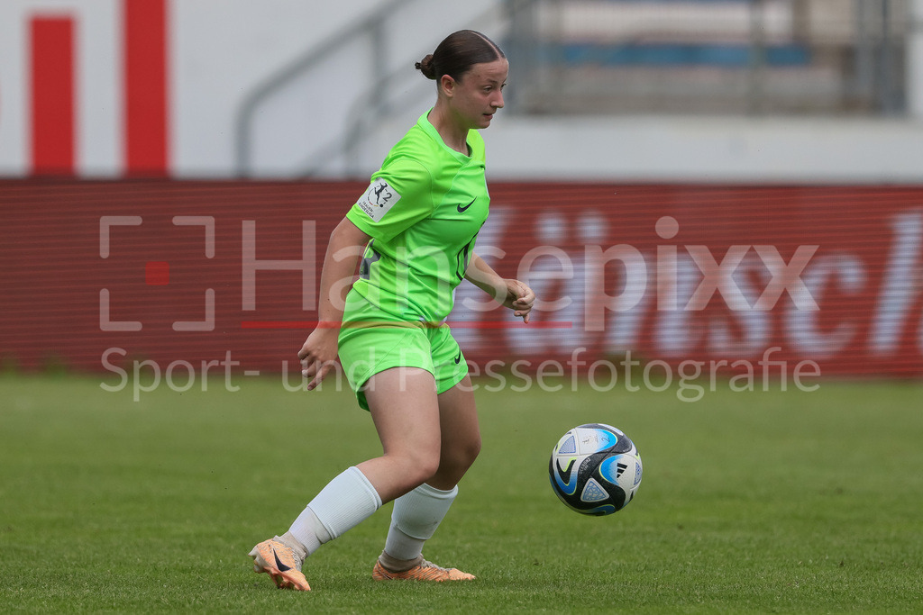 Fussball, 2. Frauen-Bundesliga, SV Meppen - VfL Wolfsburg II | v.li.: Maila&nbsp;Herzig (VfL Wolfsburg II, 25) am Ball, Freisteller, Einzelbild, Ganzkörper, Aktion, Action, Spielszene, DIE DFB-RICHTLINIEN UNTERSAGEN JEGLICHE NUTZUNG VON FOTOS ALS SEQUENZBILDER UND/ODER VIDEOÄHNLICHE FOTOSTRECKEN. DFB REGULATIONS PROHIBIT ANY USE OF PHOTOGRAPHS AS IMAGE SEQUENCES AND/OR QUASI-VIDEO.