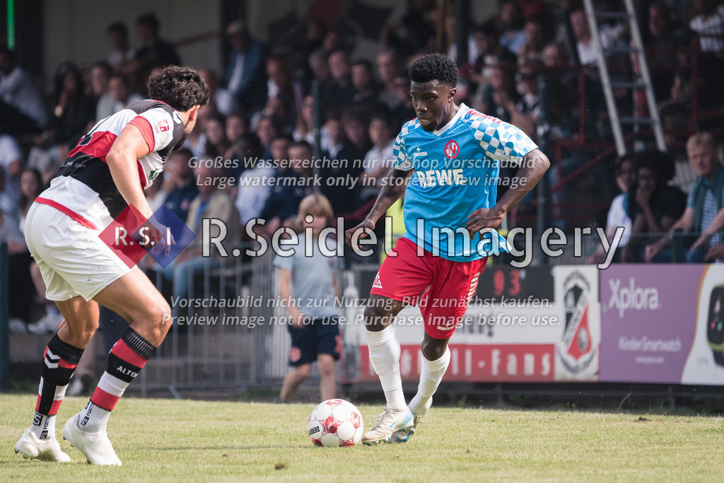 RS-1-126149 | Ezra Kwajo Ampofo (#29, EN03, Neuzugang aus Altona) steht seinem ehemaligen Mitspieler gegenüber.