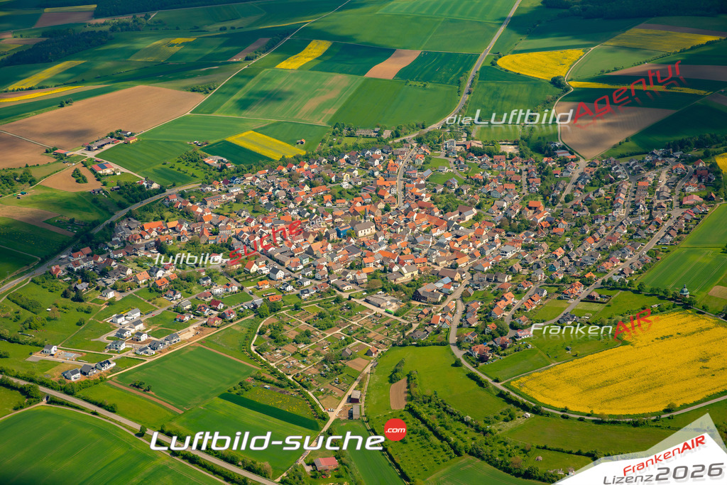 Das Luftbild zeigt : Gerchsheim Großrinderfeld - Die Luftaufnahme wurde 2024 vom UL-Flugzeug aus erstellt ( keine Drohne ) - Hochauflösende Luftaufnahme - Für grossformatige Ausdrucke geeignet. Die Geschenkidee !Mit Lizenz und Bildrechte bestellbar