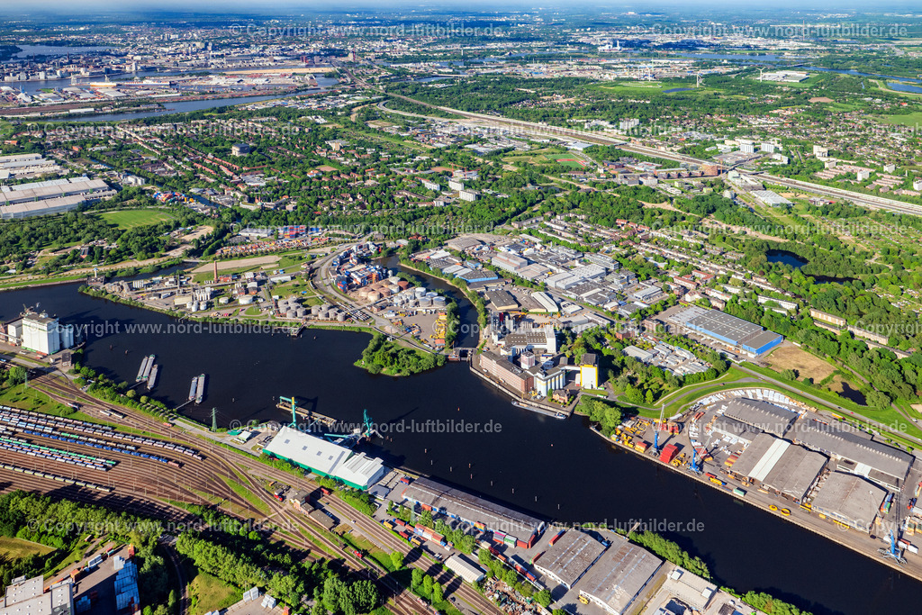 Hamburg_Wilhelmsburg_Usserer_Schmidkanal_ELS_9952070524 | HAMBURG 07.05.2024 Schiffs- Anlegestellen am Hafenbecken des Binnenhafen am Ufer " Schluisgrovehafen " an der Straße Schluisgrove in Hamburg, Deutschland. // Ship moorings at the inland harbor basin on the banks of " Schluisgrovehafen " on street Schluisgrove in Hamburg, Germany. Foto: Martin Elsen