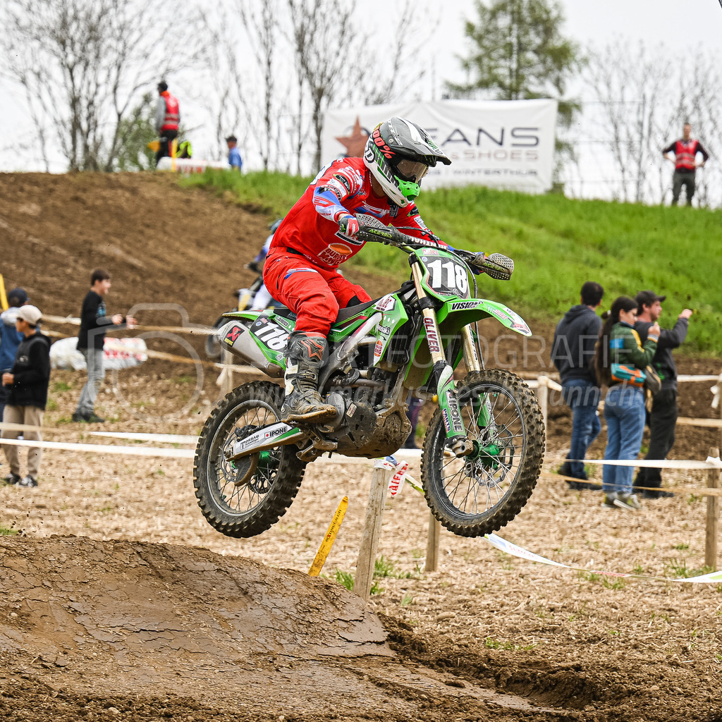Motocross Schlatt bei Winterthur - 30. April 2023 | #118 Lourenco Fabio aus Colombier (CH) auf Kawasaki in der Kategorie ProRace Serie am Motocross Schlatt bei Winterthur, 30. April 2023. 
Instagram: @mx_schlatt | @mc_wila | @sam_schweiz
Bild: Sportfotografie Markus Aeschimann | www.markus-aeschimann.ch - Realisiert mit Pictrs.com