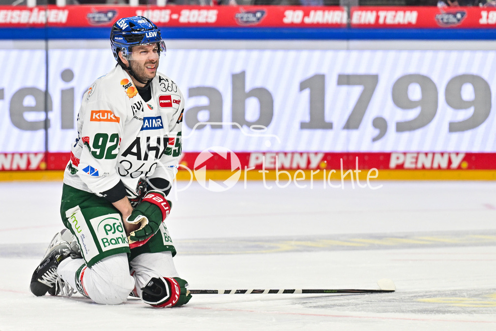 Eisbären Berlin - Augsburger Panther | BERLIN, GERMANY - 04. JANUARY: der an der Hand getroffene Joseph CRAMAROSSA (Augsburger Panther 92) liegt sitzt mit Schmerzen auf dem Eis / Einzelfoto / Freisteller während dem Match zwischen den Eisbären Berlin und den Augsburger Panthern am 36. Spieltag der Penny DEL in der UBER Arena