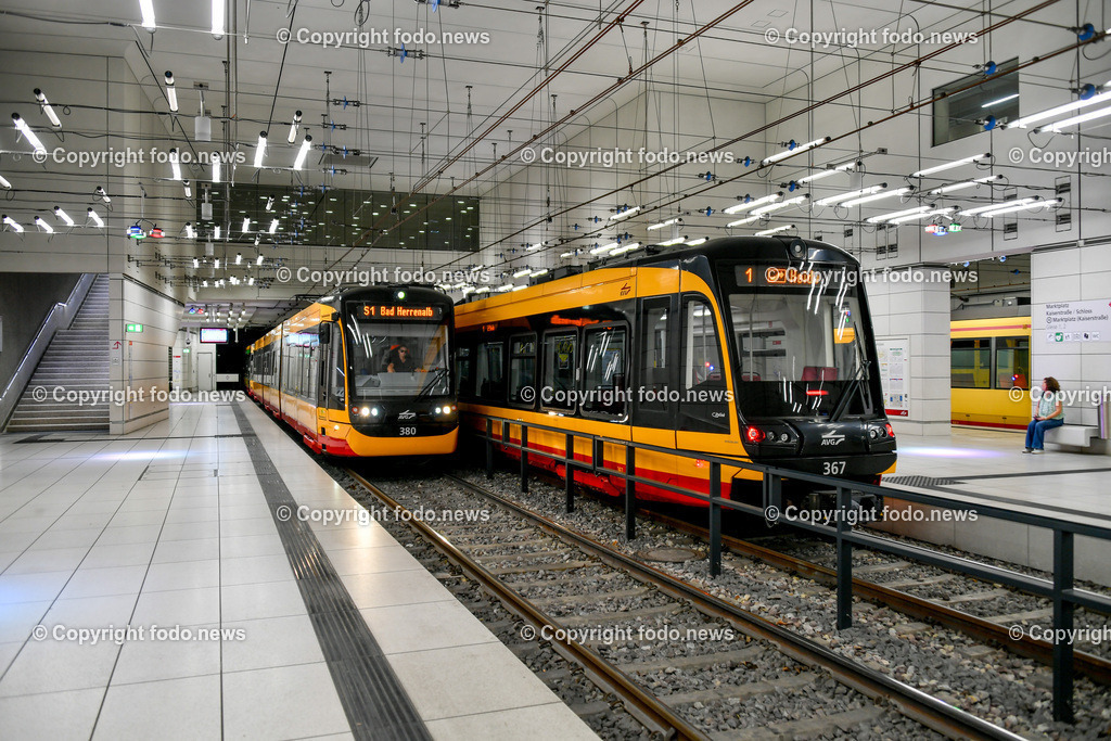 Deutschland_ Baden-Wuerttemberg_ Karlsruhe_ 21.08.2025-5 | 21.08.2025, Deutschland, GER, Baden-Wuerttemberg, Karlsruhe im Bild Themenbild, Karlsruhe, Marktplatz, Pyramide, Wahrzeichen, Stadtzentrum, Nahverkehr, S-Bahn, Straßenbahn, Knotenpunkt, OEPNV, Haltestelle, Fußgaengerzone, Umstieg, Karlsruher Modell, Innenstadt, Mobilitaet, Verkehrsanbindung, Denkmal, oeffentlicher Raum, Zentrale Lage, Feature, Symbolbild