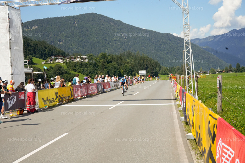 786_20230817_Bewerb_Maenner_Muehlanger | AUT - OESTERREICH, 2023-08-16: SPORT RENNRAD-FAHREN - 55. INTERNATIONALER RADWELTPOKAL IN ST. JOHANN IN TIROL  - Vintage-Radrennen mit WM-Bronze-Medaillen-Siegerin Christina Schweinberger, den Teilnehmer und Alexander Baumann (vom Orginastions-Team) - TAG 2 BEWERB MAENNER IN SECHS GRUPPEN  ; Foto: Roland Muehlanger