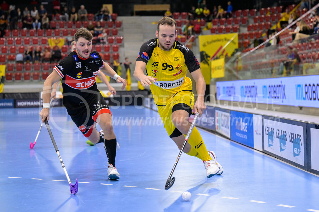 HC Rychenberg vs UHC Uster - 14. October 2022 | HC Rychenberg vs UHC Uster
AXA Arena, Winterthur
Daniel Keller (#99 HC Rychenberg) vor Marco Klauenbösch (#96 UHC Uster).
Bild: Sportfotografie Markus Aeschimann | www.markus-aeschimann.ch - Realisiert mit Pictrs.com
