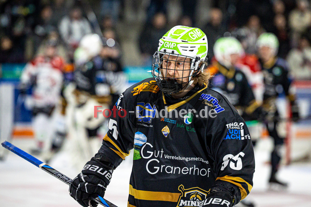 Peißenberg MINERS gegen EHC Königsbrunn LÖWEN | Eishockey Bayernliga 2025/26 Viertelfinale Spiel 2, Peißenberg MINERS gegen EHC Königsbrunn LÖWEN, 20260208,Zurück auf die Bank, außer Atem, Frust,2026-02-08 in Peißenberg (flatbuy Arena Peißenberg), Moritz BIRKNER (MINERS 95)Copyright: WolfgangxLindner www.foto-lindner.de