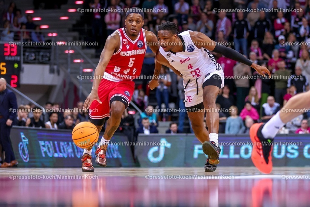 BCL08012501036 | 08.01.2025, Basketball Champions League, 1. Spiel Play-In, Telekom Baskets Bonn - Pallacanestro Reggiana, Telekom Dome: Cassius Winston (Pallacanestro Reggiana #5) gegen Phlandrous Fleming (Telekom Baskets Bonn #4)