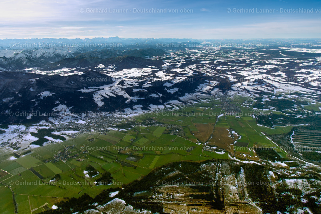 3900221 | Blick über Bad Feilnbach entlang der Alpenkette in Richtung Westen