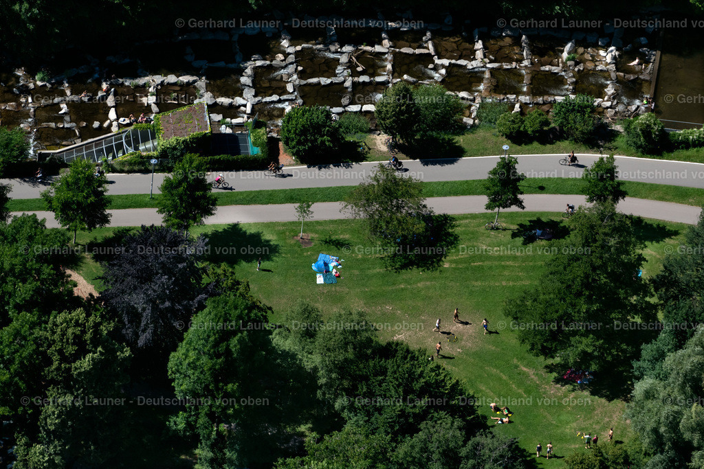 4033402 | FREIBURG IM BREISGAU 30.06.2020 Fluss- Uferbereichen der Dreisam bei Niedrigwasser mit badenden Menschen an der Straße Fritz-Horch-Weg in Freiburg im Breisgau im Bundesland Baden-Württemberg, Deutschland. Weiterführende Informationen bei: Stadt Freiburg im Breisgau. // Town on the banks of the river of Dreisam bei Niedrigwasser on street Fritz-Horch-Weg in Freiburg im Breisgau in the state Baden-Wuerttemberg, Germany. Further information at: Stadt Freiburg im Breisgau. Foto: Gerhard Launer