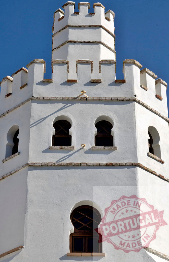 White Moorish tower with battlements against blue sky. Espana - Cadiz | White castle tower with Moorish windows and battlements under clear blue sky - Realisiert mit Pictrs.com