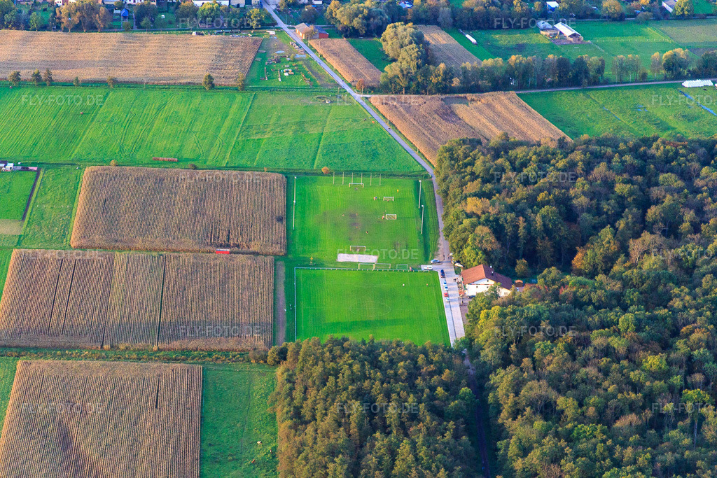 Luftbild: Stadion des TSV 1908 Freckenfeld am Rand des Bienwalds von Süden in Freckenfeld im Bundesland Rheinland-Pfalz in Deutschland. Foto: IMG_074719.jpg vom 14.10.2014 durch Werner Riehm/FLY-FOTO.deTSV1908FRECKENFELD.JIMDO.COM