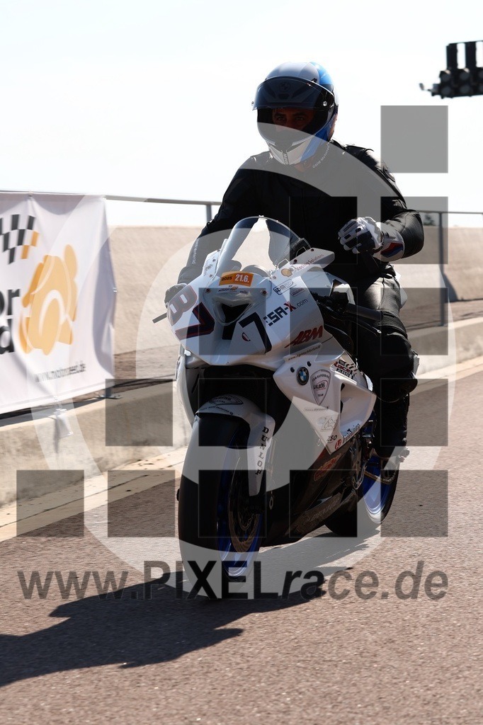 0877-20250621_00360 | Schöne Erinnerungen an spannende Momente - das festzuhalten ist unser Job. PIXELrace.de ist seit 2003 auf den Rennstrecken Europas unterwegs um die Action draußen beim Fahren und die wunderbare Stimmung imm Fahrerlager für euch einzufangen.