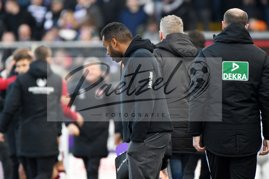 20200208_OSNFCN_0114 | Fußball, Herren: Trainer Daniel Thioune (VfL Osnabrueck) schaut enttaeuscht, niedergeschlagen, frustriert waehrend des Spiels der 2. Bundesliga zwischen VfL Osnabrueck und 1. FC Nuernberg im Stadion an der Bremer Bruecke am 08.02.2020 in Osnabrueck, Deutschland.DFB / DFL REGULATIONS PROHIBIT ANY USE OF PHOTOGRAPHS AS IMAGE SEQUENCES AND/OR QUASI-VIDEO. - Realisiert mit Pictrs.com