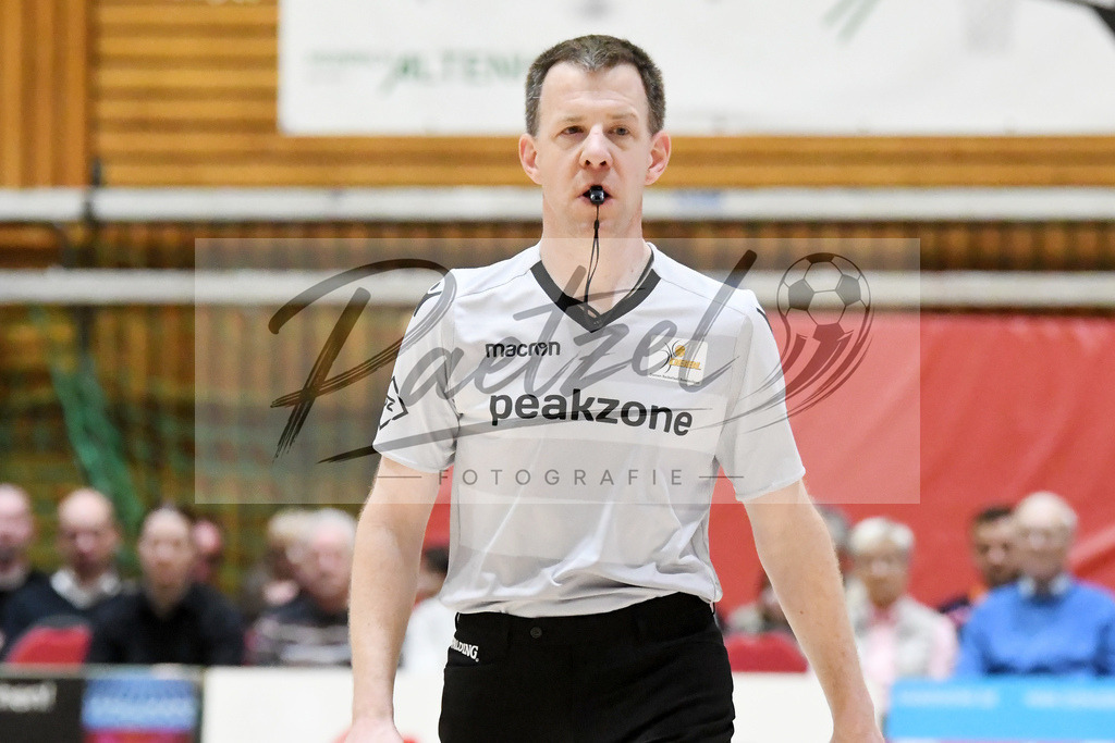 20200126_PANHAL_0103 | Basketball, Frauen: Schiedsrichter mit Pfeife im Mund  beim Spiel der Toyota DBBL zwischen GiroLive-Panthers Osnabrück vs. GISA LIONS SV Halle am 26.01.2020 im Panthers Dome in Osnabrück, Deutschland.(Foto von Nico Paetzel) - Realisiert mit Pictrs.com