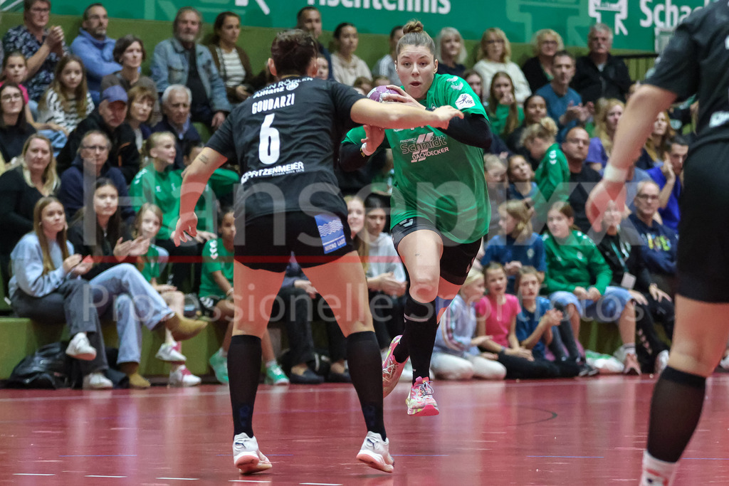 Handball, 2. Bundesliga Frauen, SV Werder Bremen - Kurpfalz Bären | v.li.: Sarah Goudarzi (Kurpfalz Bären, 6) und Elaine Rode (SV Werder Bremen, 77) im Zweikampf, Duell, Spielszene, Aktion, Action