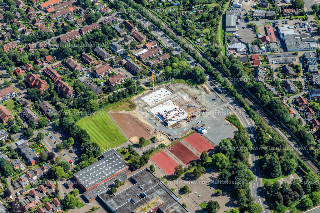 Buxtehude_Sporthallen_Baustelle_Schulzentrum_Süd_ELS_4101220823 | BUXTEHUDE 22.08.2023 Baustelle zum Neubau der Turn- und Sporthalle " Sporthalle Süd " beim Schulzentrum Süd in Buxtehude im Bundesland Niedersachsen, Deutschland. // Construction site for the new sports hall " Sports hall South " in Buxtehude in the state Lower Saxony, Germany. Foto: Martin Elsen