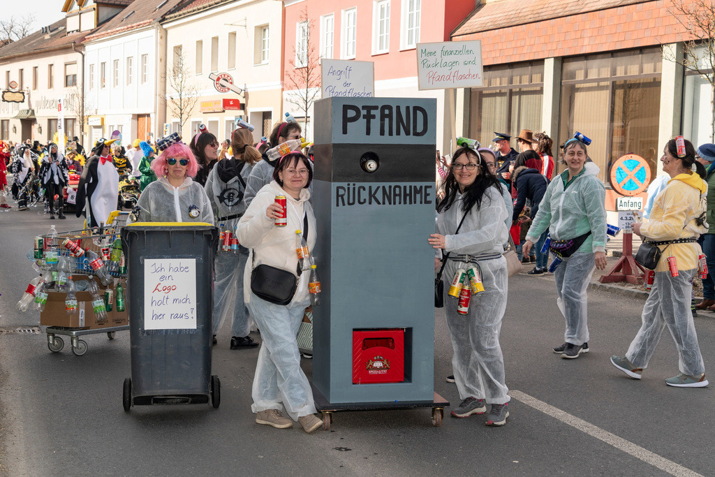 Umzug2025-075_8966 | Fotostrecke: FASCHINGSUMZUG 2025 in Loosdorf. 22 Masken(gruppen)-Teilnehmer: Loosdorfer Vereine, Wirtschaftstreibende, Gemeindeabordnungen sowie Kreditinstitute. rund 700 Besucher entlang der Hauptstrasse. Veranstaltungs-Sicherung durch Mannschaft der FF-Loosdorf mit schwerem Gerät. Maskenprämierung am EKZ-Platz durch Bgm. Thomas Vasku in den Kategorien: Bester Festwagen (Fa. gkonzept-Groissenberger; Beste Personengruppe-ASK-Loosdorf; Beste Einzelperson; Weiteste Anreise-FF Schollach;