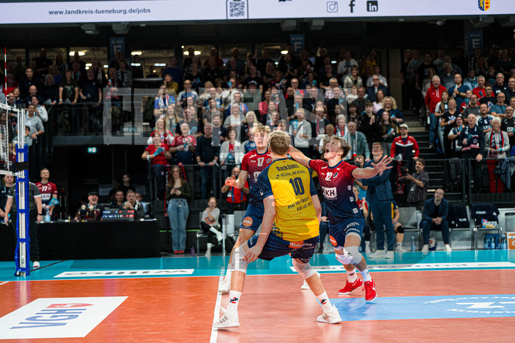 Volleyball I Herren I Saison 2025/2026 I Volleyball Bundesliga I 2. Spieltag I SVG Lüneburg - cerebricks Volley Goats Mitteldeutschland | Santeri Riku Matias Välimaa (12, SVG Lüneburg) zeigt an, dass der den Ball annimmt - Realisiert mit Pictrs.com