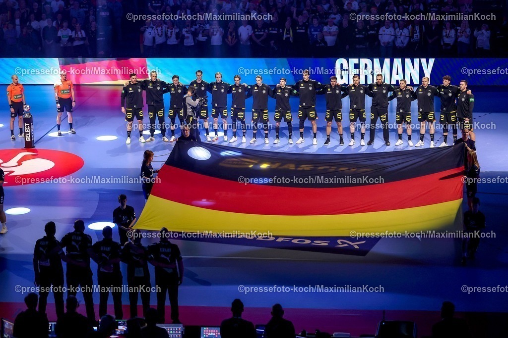 EHF19012602106 | 19.01.2026, Handball, Men's EHF EURO 2026, Deutschland - Spanien, Jyske Bank Boxen in Herning, Dänemark, Preliminary Round: Das deutsche Team steht bei der Nationalhymne Arm in Arm zusammen.  L-R  Johannes Golla (Germany #04)  David Späth (Germany #01)    Nils Lichtlein (Germany #03) Miro Schluroff (Germany #05)  Matthes Langhoff (Germany #13)  Juri Knorr (Germany #15)  Lukas Zerbe (Germany #17)  Julian Köster (Germany #18)  Renars Uscins (Germany #23)  Tom Kiesler (Germany #30)  Andreas Wolff (Germany #33)   Lukas Mertens (Germany #36) Justus Fischer (Germany #54)  Marko Grgic (Germany #71)  Jannik Kohlbacher (Germany #80)