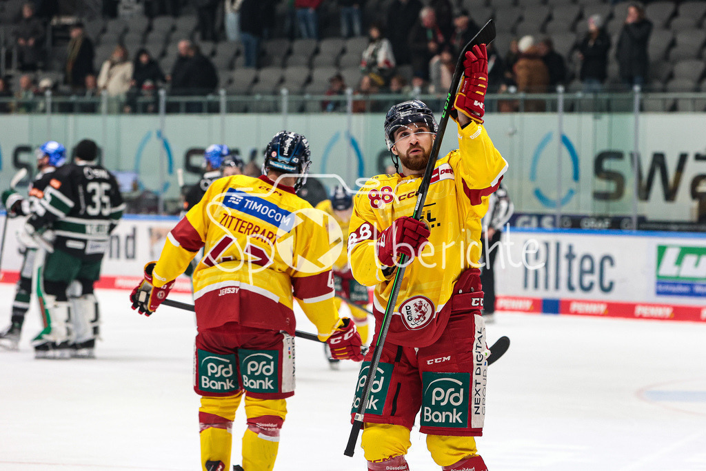 Augsburger Panther - Duesseldorfer EG | Niklas HEINZINGER (DEG #88) bedankt sich bei den mitgereisten Fans