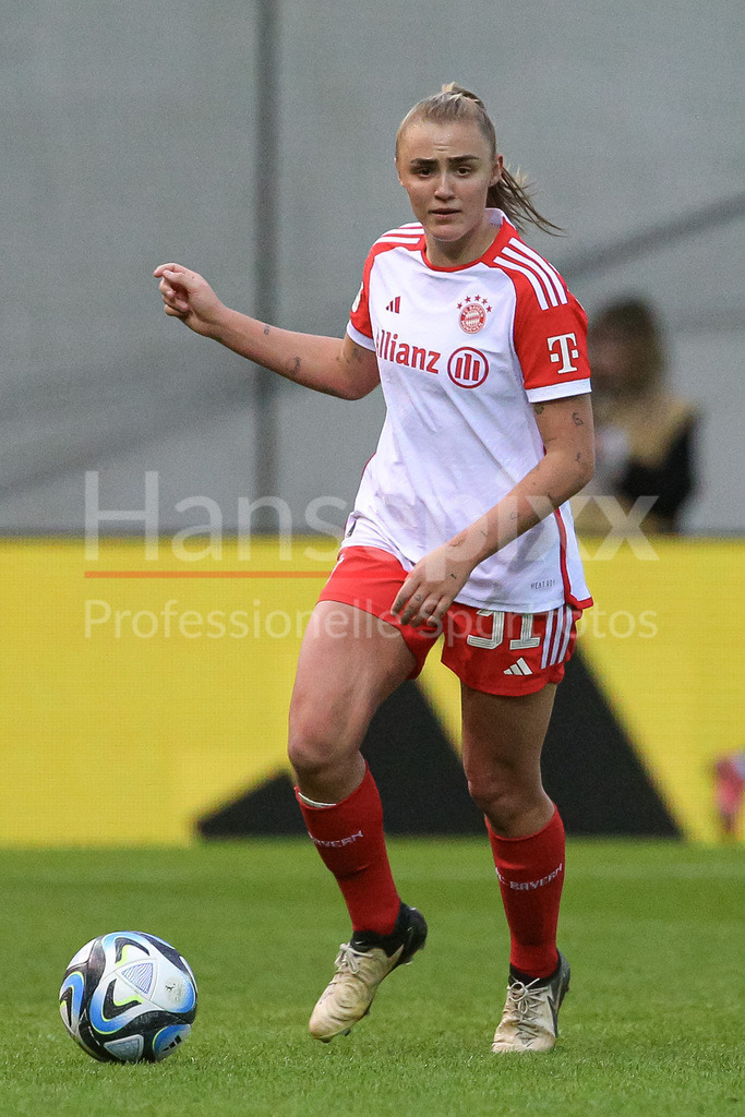 Fussball, Google Pixel Frauen-Bundesliga, FC Bayern München - SV Werder Bremen | v.li.: Georgia Stanway (FC Bayern München, 31) am Ball, Freisteller, Einzelbild, Ganzkörper, Aktion, Action, Spielszene, DIE DFB-RICHTLINIEN UNTERSAGEN JEGLICHE NUTZUNG VON FOTOS ALS SEQUENZBILDER UND/ODER VIDEOÄHNLICHE FOTOSTRECKEN. DFB REGULATIONS PROHIBIT ANY USE OF PHOTOGRAPHS AS IMAGE SEQUENCES AND/OR QUASI-VIDEO.